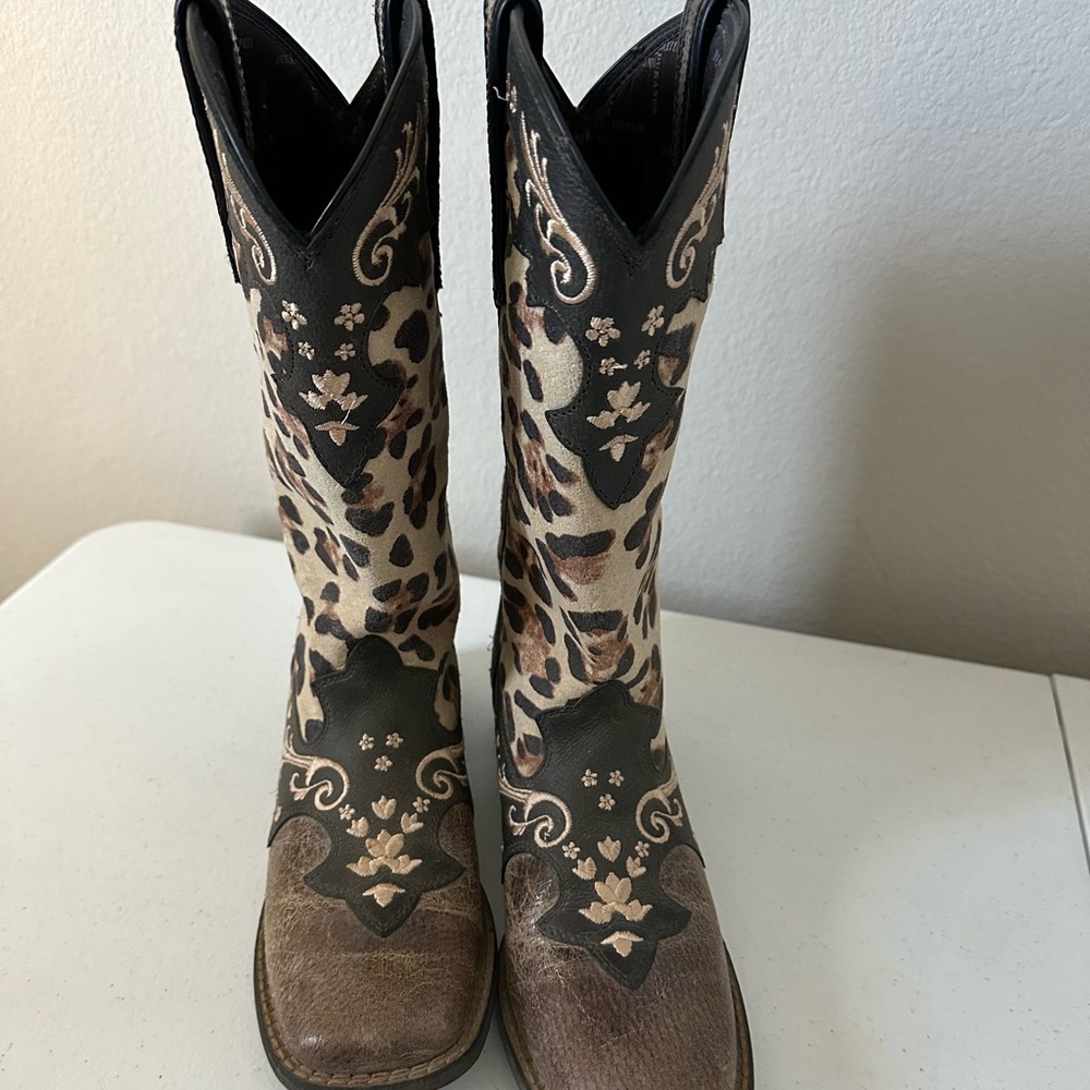 Durango Boots Gently worn Size 8.